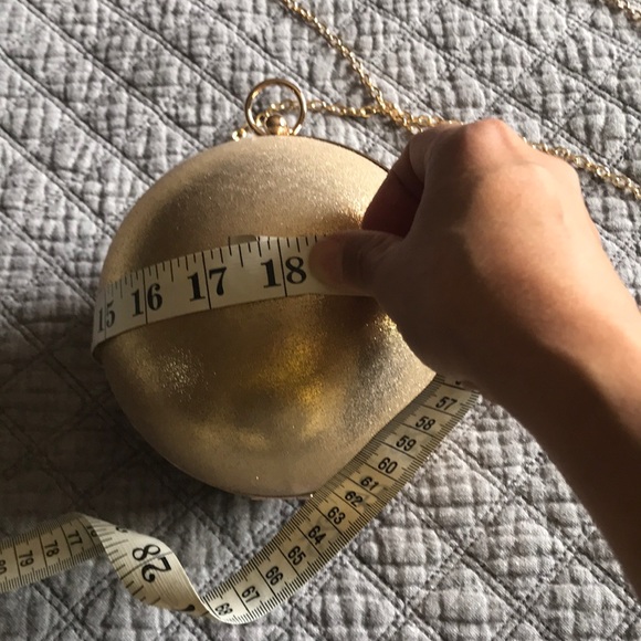 Beautiful round gold evening bag - Picture 3 of 5